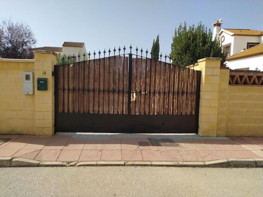 Agradable Casa Con Piscina En La Serrania. Арриате Экстерьер фото